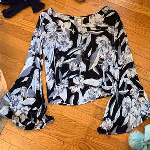 Flowy sleeved billabong top